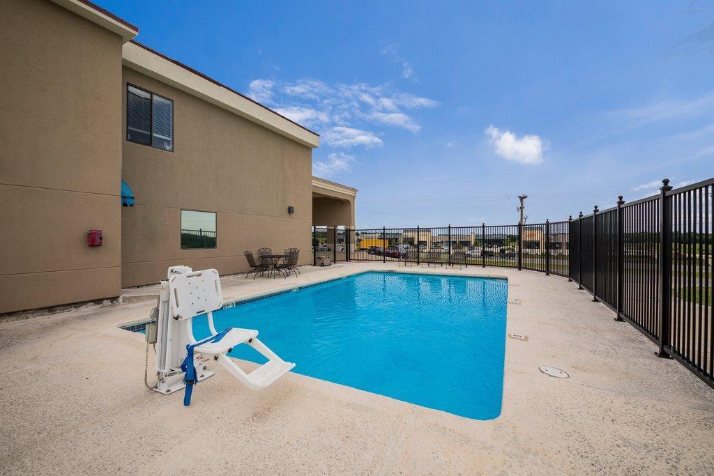 Red Roof Inn & Suites Austin East - Manor Buitenkant foto